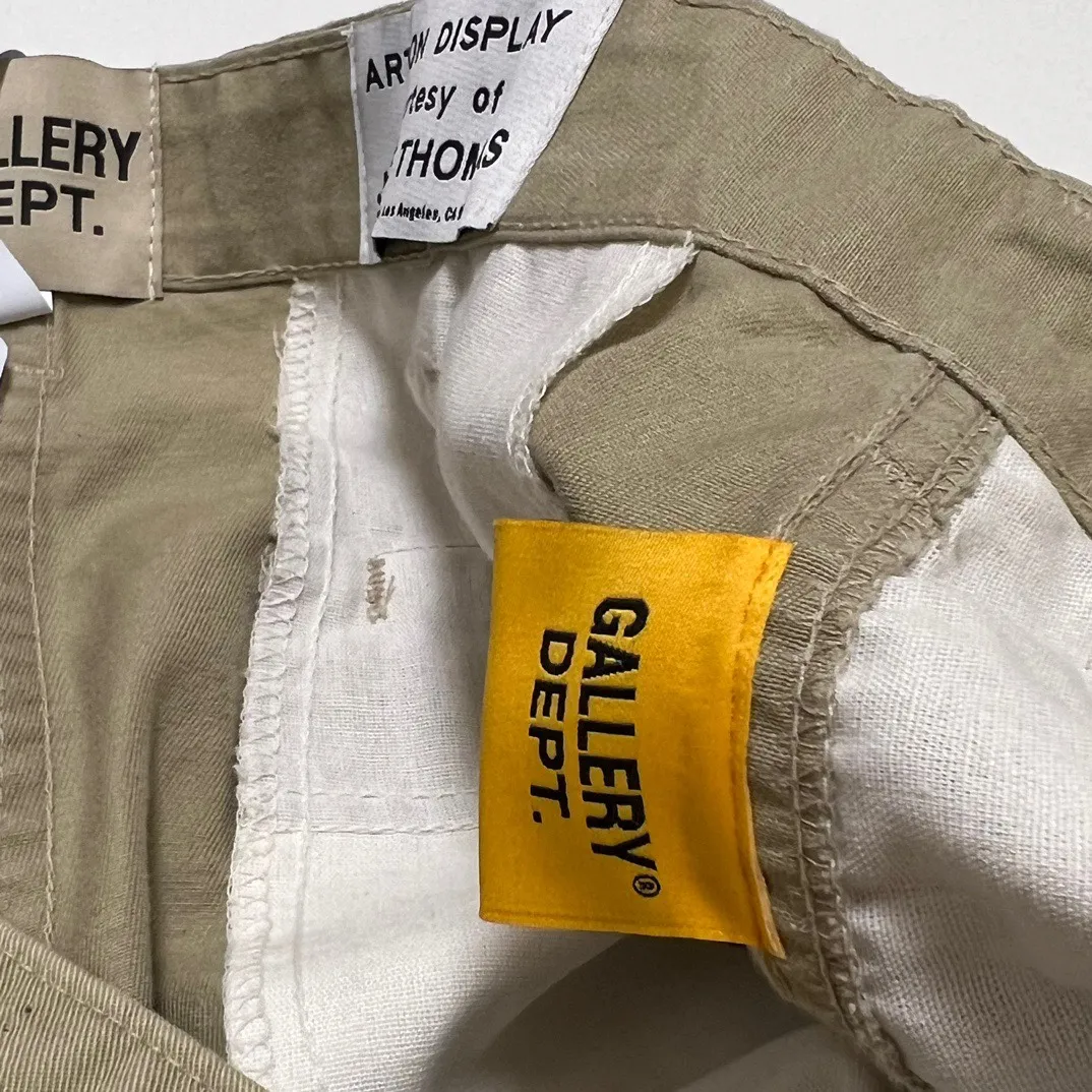 GALLERY DEPT. RICKY SHORT/KHAKI Splash-ink knife-cut khaki work shorts, khaki color 30-32-34-36 code, re-adjusted version, re-washed to make old VINTAGE, hand-made acrylic splash-ink graffiti, genuine cowhide steel stamped LOGO leather tag, original version with LOGO buttons